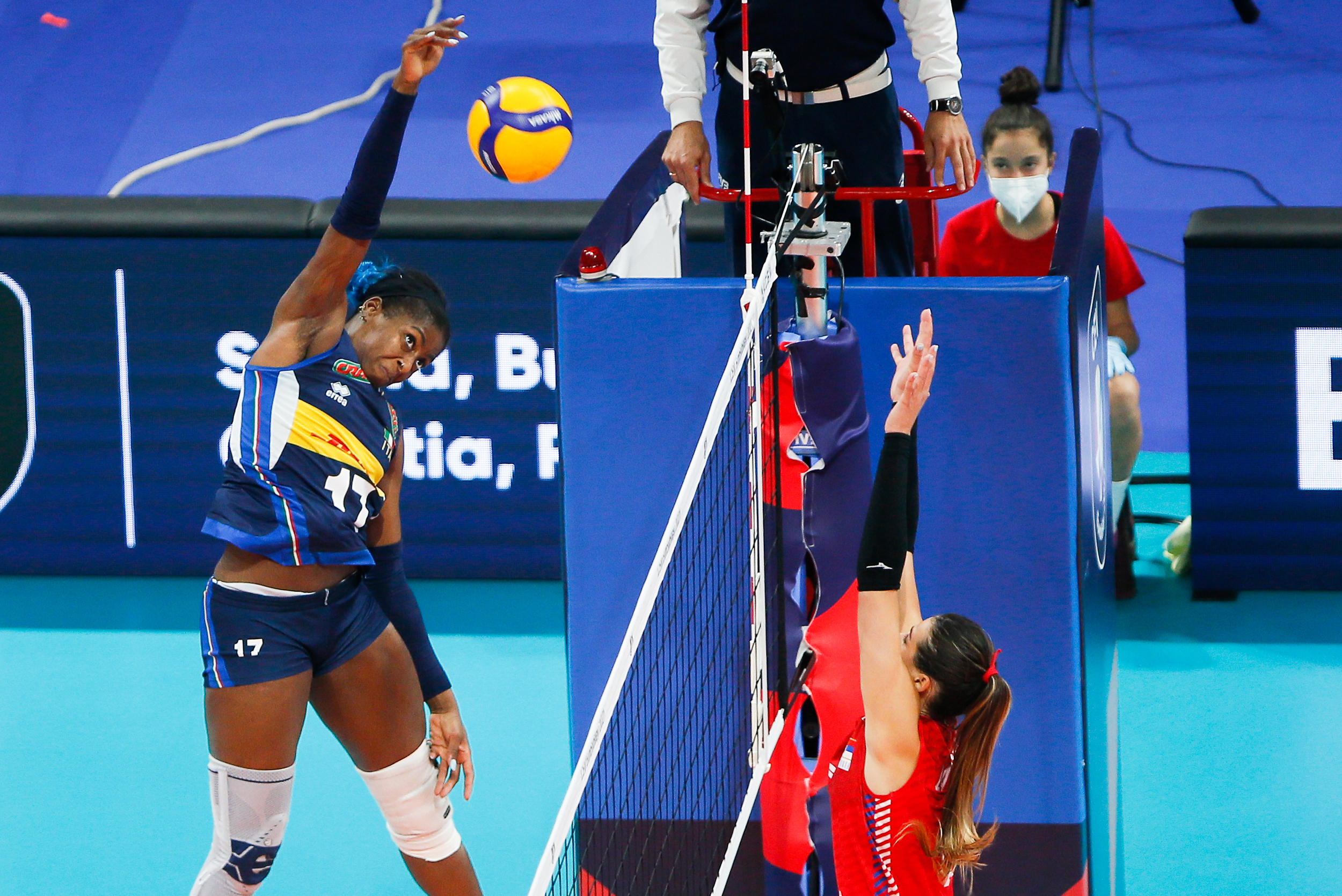 开云体育地址-欧锦赛小组赛即将展开，各队鏖战赛场