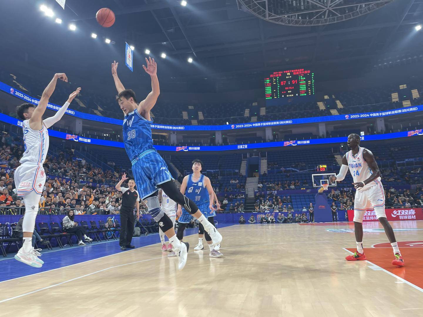 四川男篮遭遇困境，寻找解决方案