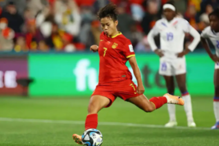 墨尔本女足争夺冠军，斗志昂扬