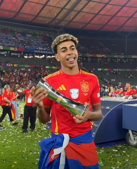 开云体育app下载-新晋球星在全球舞台上展现出色表现，引发关注