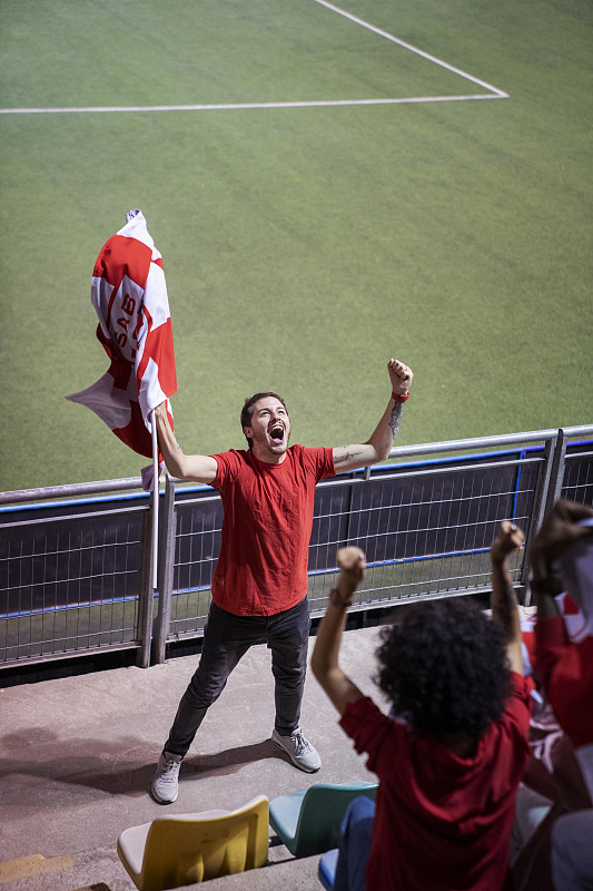 开云体育app-足球比赛中球员进球庆祝引发球迷欢呼