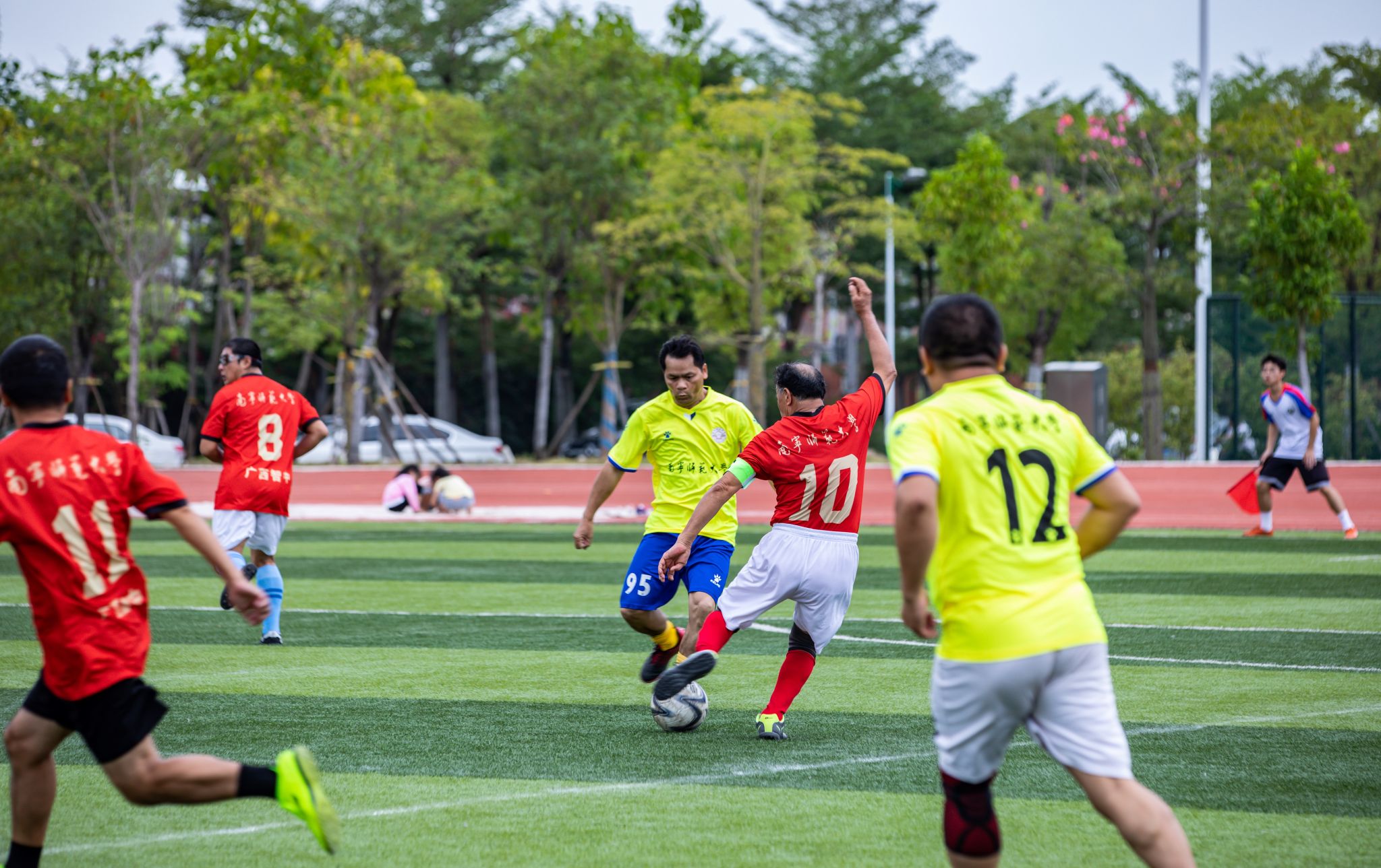 关于国内足球联赛激烈角逐，球员技术展现魅力的信息