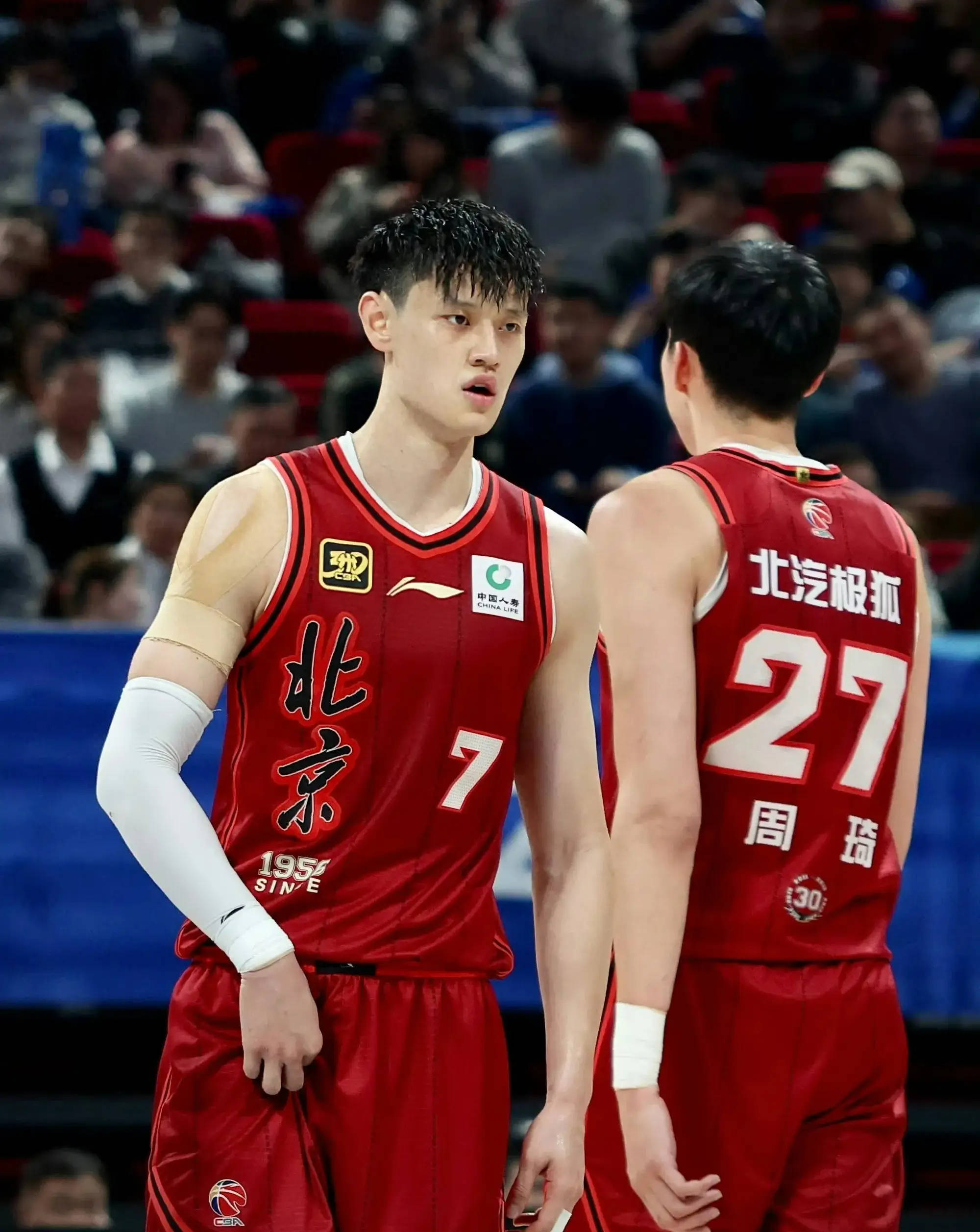 大赛中一支强队实力碾压对手取得胜利