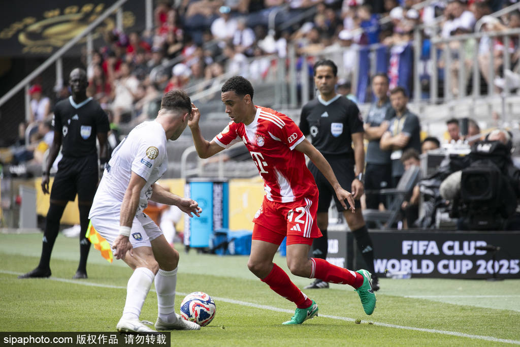 包含弗兰克福球员表现出色，球迷为之振奋的词条