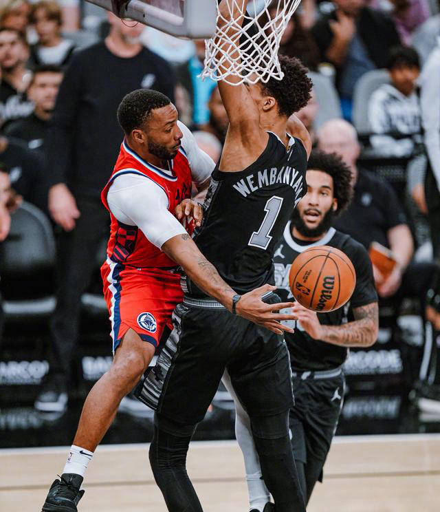 开云体育入口-猛龙惨败马刺，遭遇季后赛前景堪忧的简单介绍