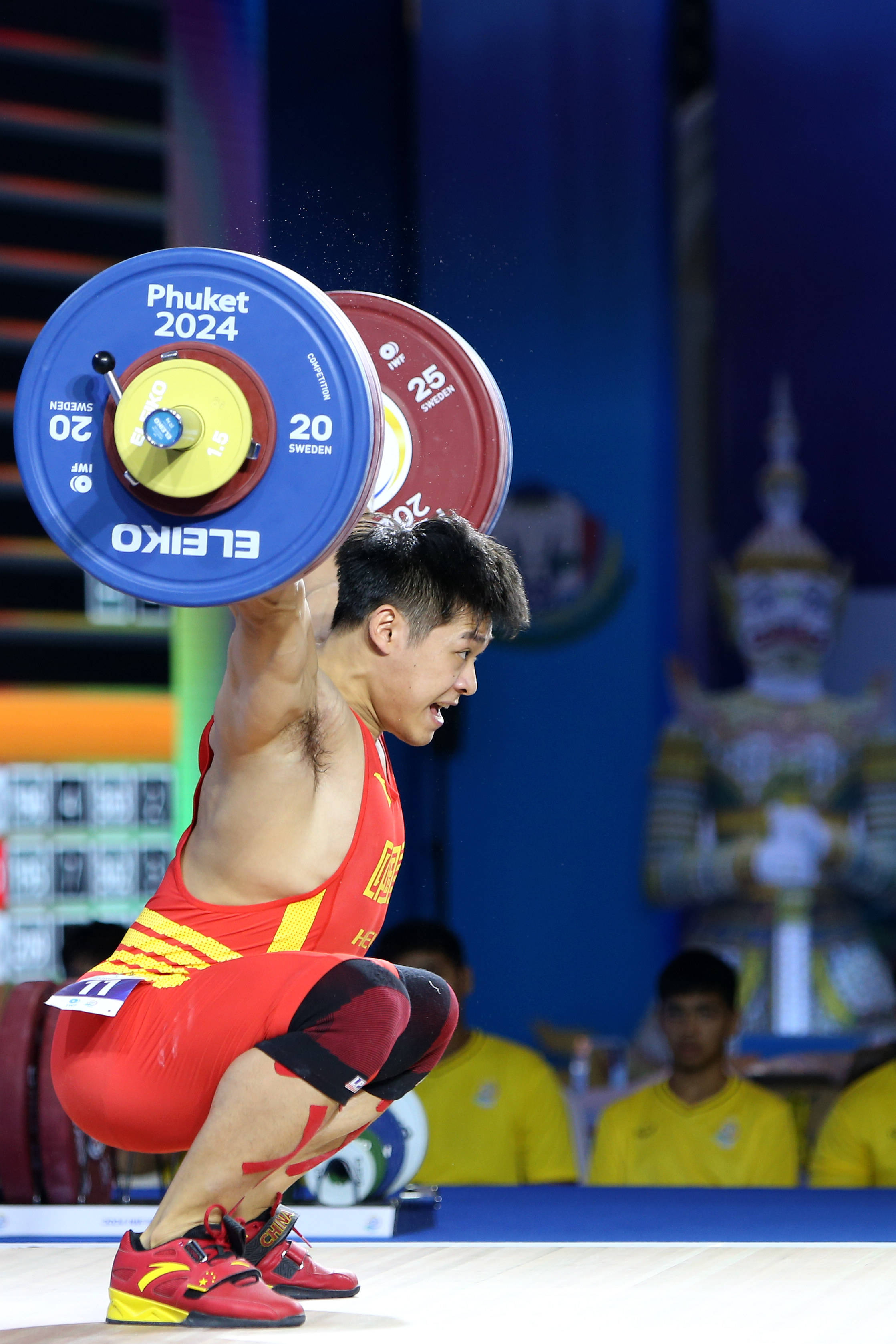 德国运动员在举重比赛中夺冠