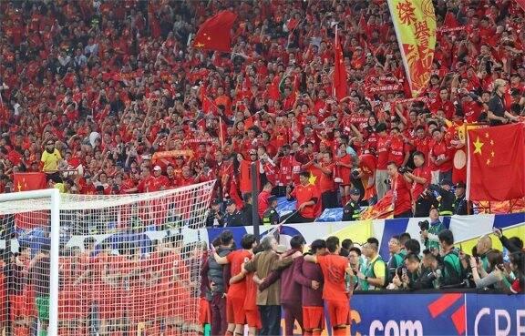 热血澎湃的足球赛事引发观众欢呼