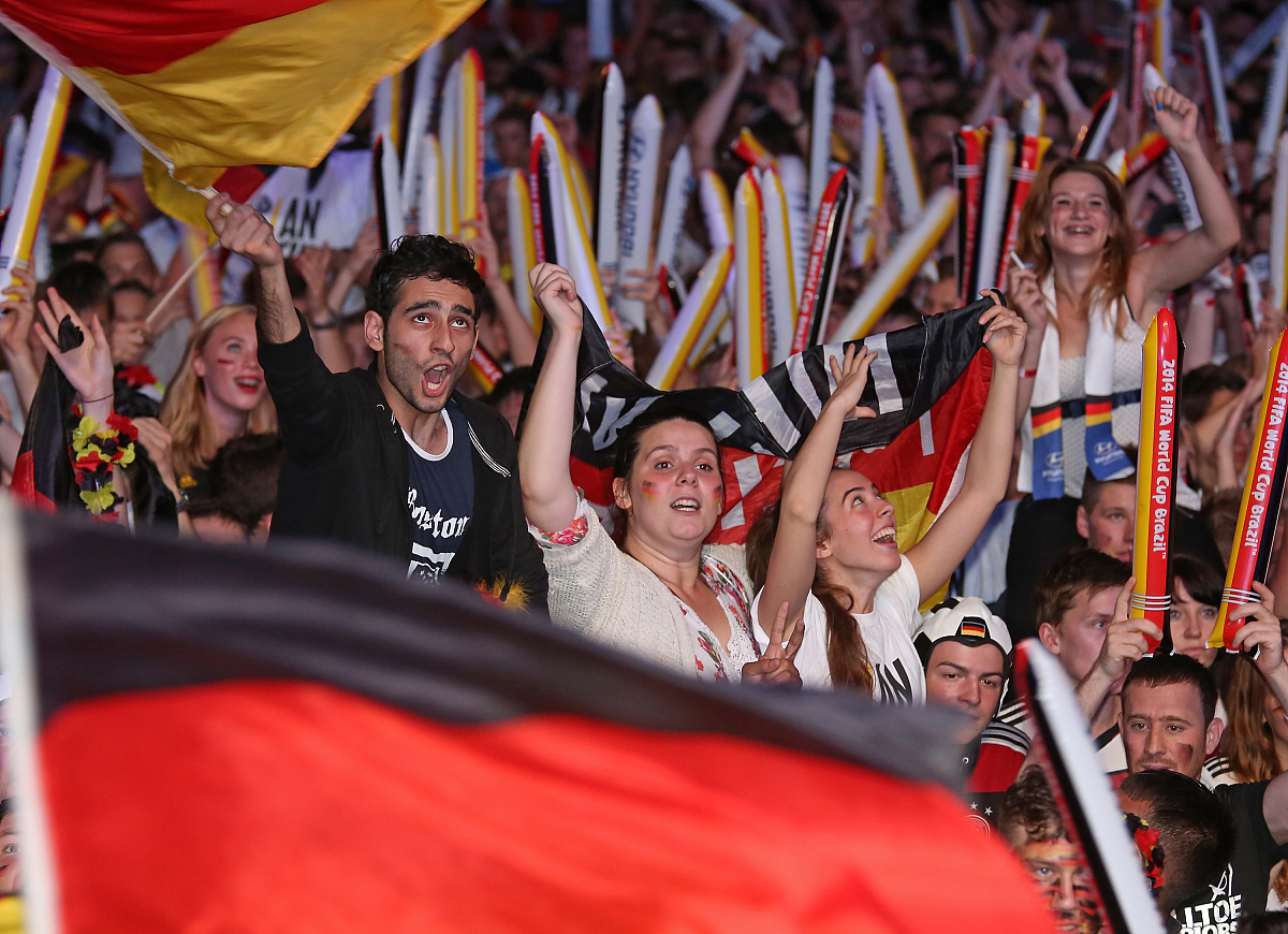 欧洲足坛大战拉开序幕，强队对抗引发球迷欢呼