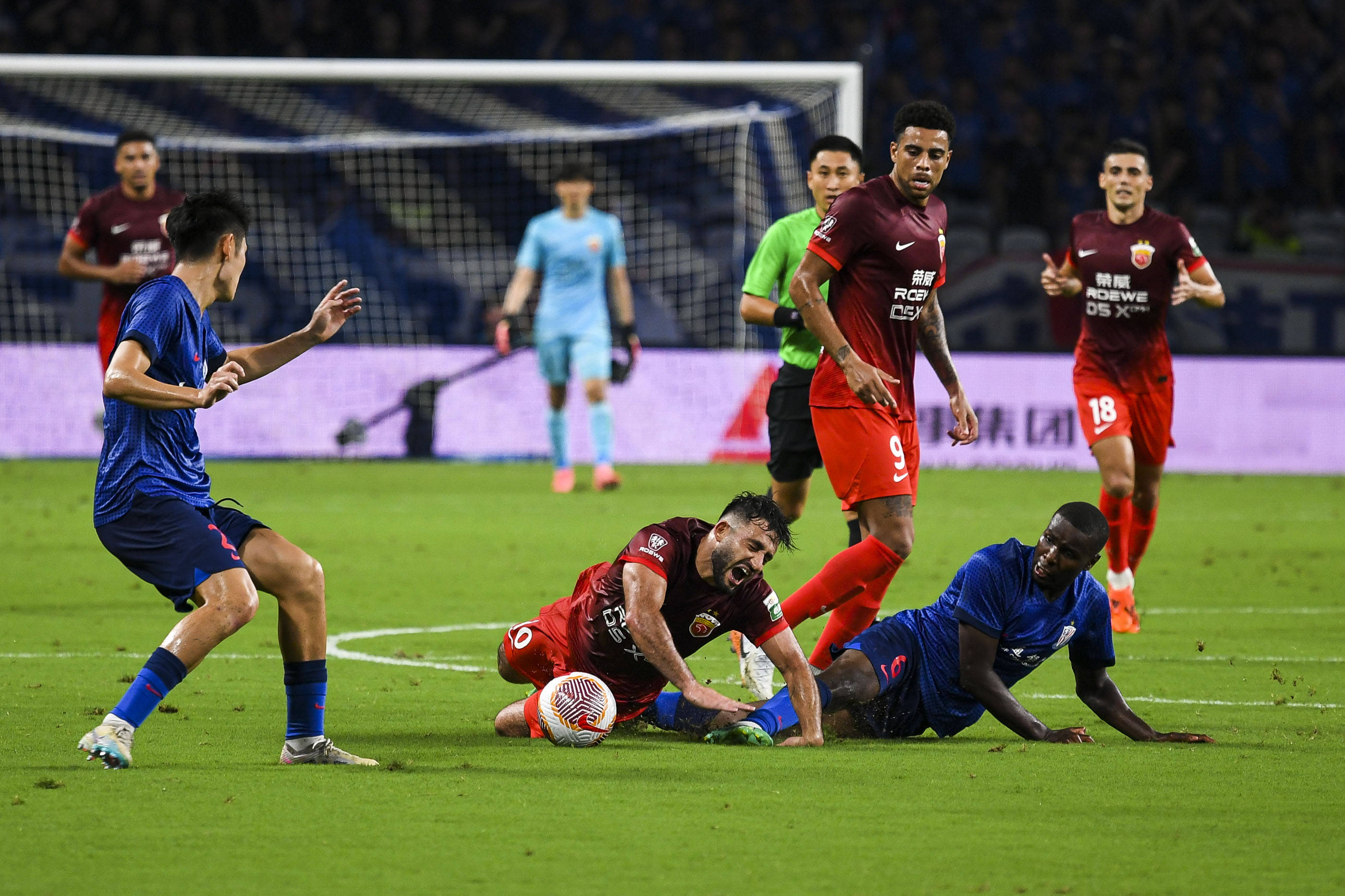 开云体育官方入口-关于中超联赛狂风暴雨，球员们拼尽全力争夺胜负的信息