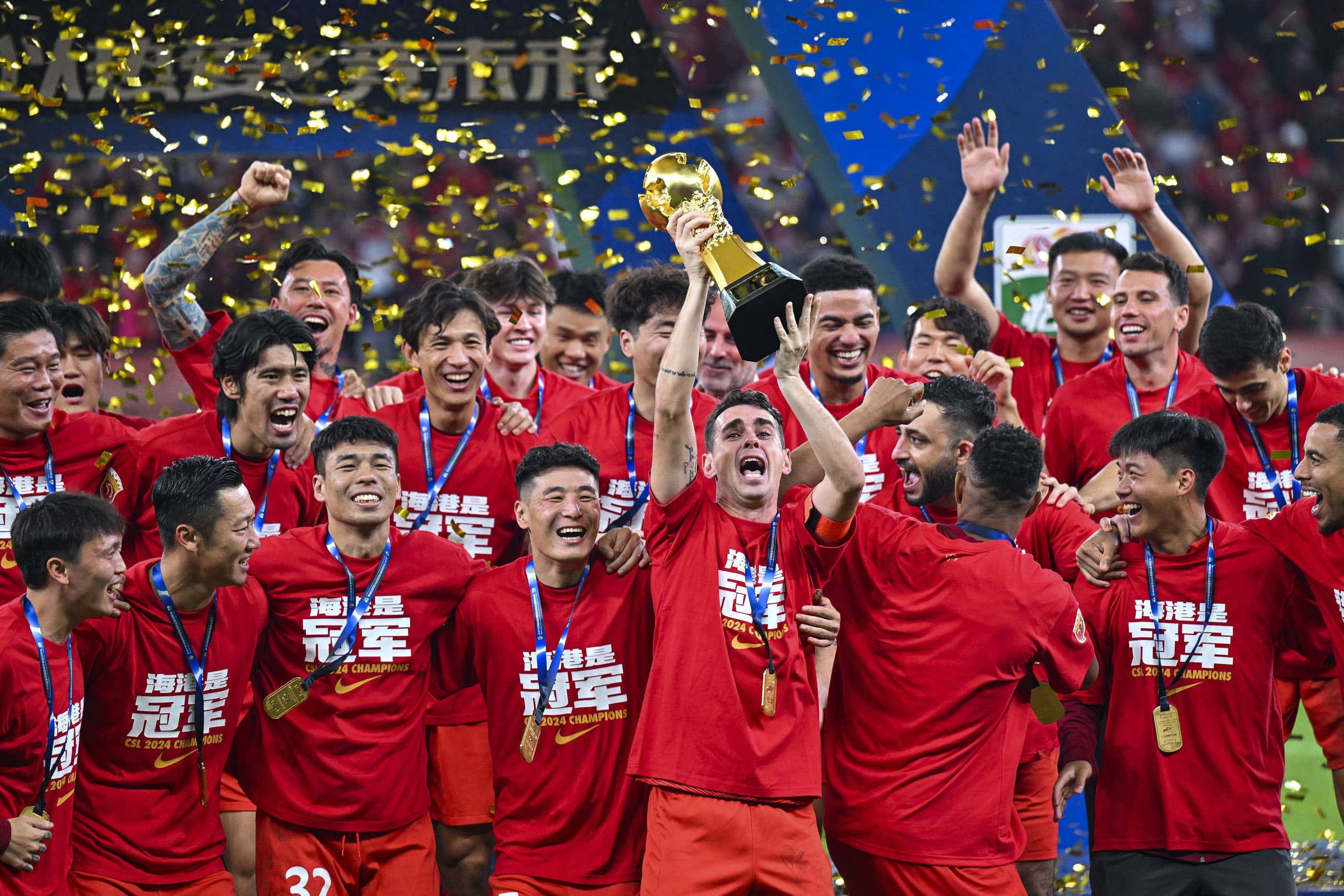 关于中超联赛狂风暴雨，球员们拼尽全力争夺胜负的信息