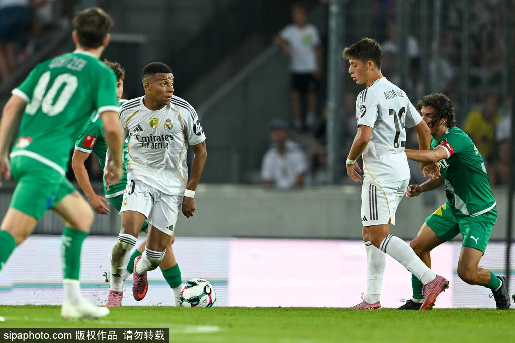 皇家马德里球员团结拼搏，取胜比赛