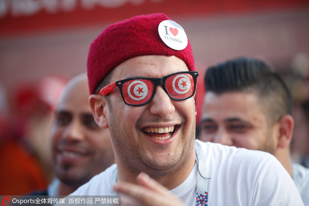 网坛名将萨德一托为球队助威，力争取得胜利