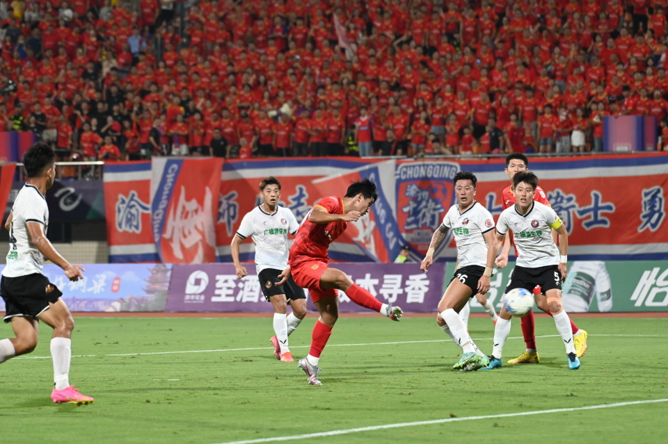 荷兰队在客场比赛中惜败，积分榜排名下滑的简单介绍