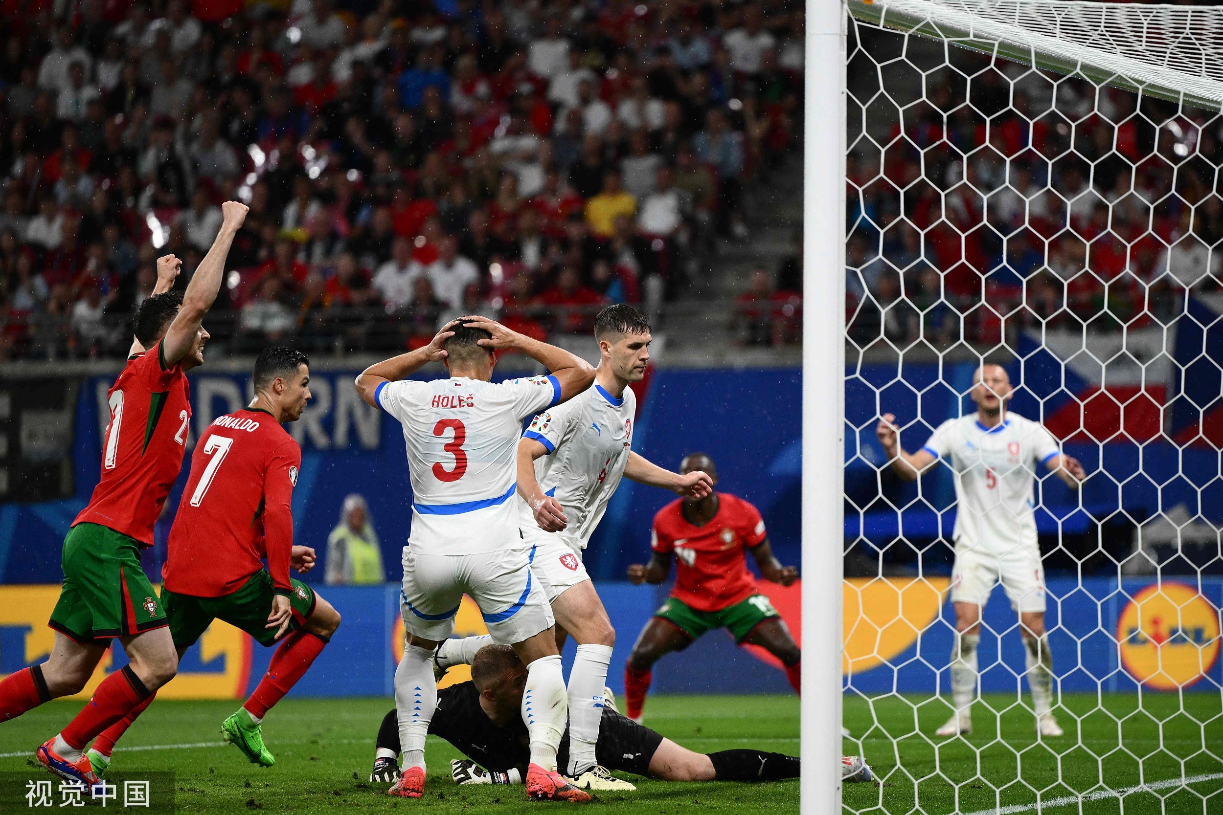 捷克队在篮球比赛中力克对手，取得胜利