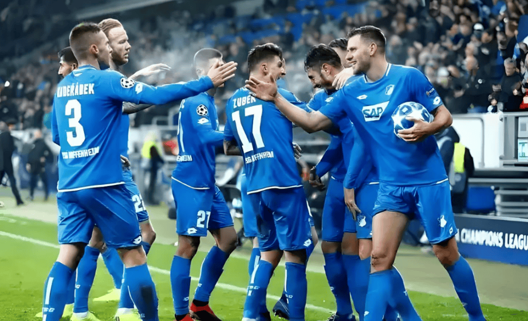 关于霍芬海姆球迷狂欢，庆祝胜利时刻的信息